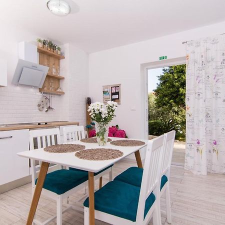 Apartman Sun Solin Leilighet Eksteriør bilde
